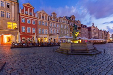 Poznan. Eski şehir meydanında gündoğumunda ünlü ortaçağ evleri.