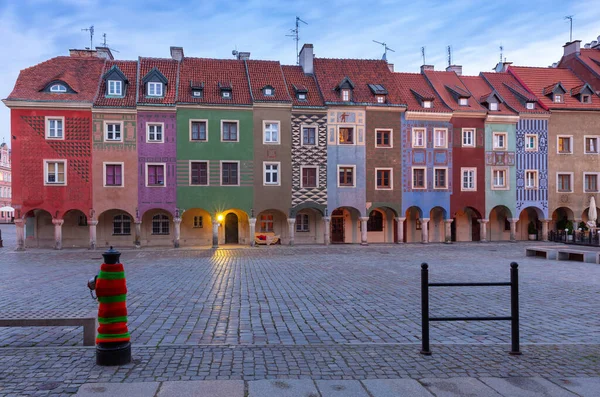 Poznan. Place de la Vieille Ville avec des maisons médiévales célèbres au lever du soleil. — Photo