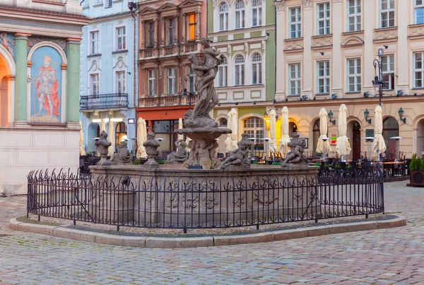Poznan. Altstädter Ring mit berühmten mittelalterlichen Häusern bei Sonnenaufgang. — Stockfoto