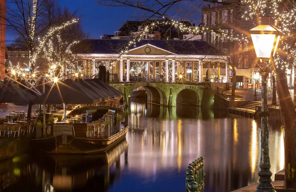 Alte Maisbrücke in Leiden bei Sonnenuntergang. — Stockfoto