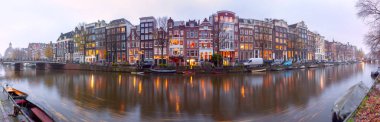Gün batımında Amsterdam 'ın rıhtım manzarası.