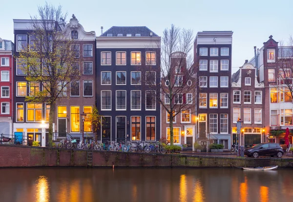 Belle vecchie case sul lungomare della città di Amsterdam al tramonto. — Foto Stock