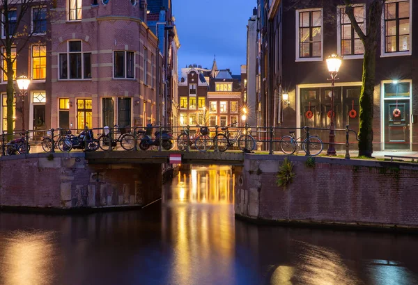Gün batımında Amsterdam 'ın rıhtımındaki güzel eski evler. — Stok fotoğraf