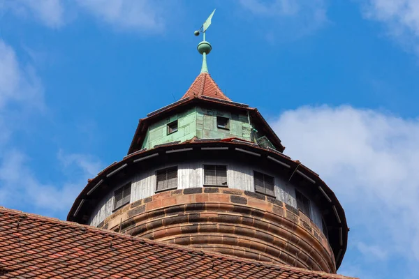 Güneşli bir günde şehrin tarihi bölgesinde eski bir ortaçağ kulesi. Nuremberg. Bavyera 'da. Almanya.