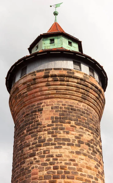 Güneşli bir günde şehrin tarihi bölgesinde eski bir ortaçağ kulesi. Nuremberg. Bavyera 'da. Almanya.