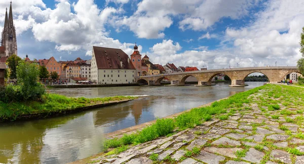Regensburg. Vista do aterro da cidade velha ao longo do Danúbio. — Fotografia de Stock
