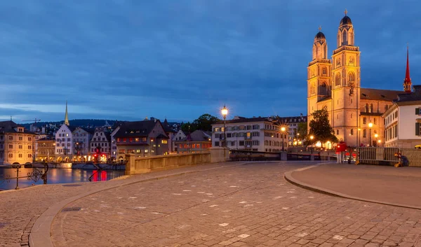 Zurich. View of the city embankment and the church Grossmunster at sunset. — Stock Photo, Image