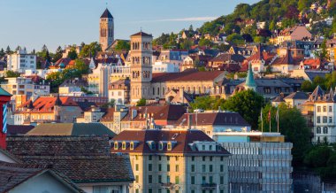 Zürih. Şehir kıyısı ve eski evlerin cepheleri görünümü.