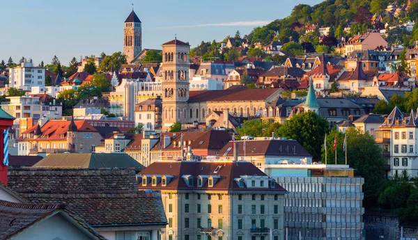 Zürih. Şehir kıyısı ve eski evlerin cepheleri görünümü.