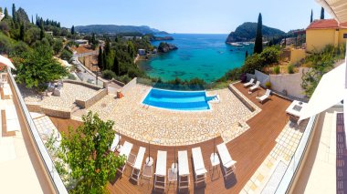 Yunanistan. Korfu. Blue Bay, Paleokastritsa 'nın ünlü tatil köyünde..