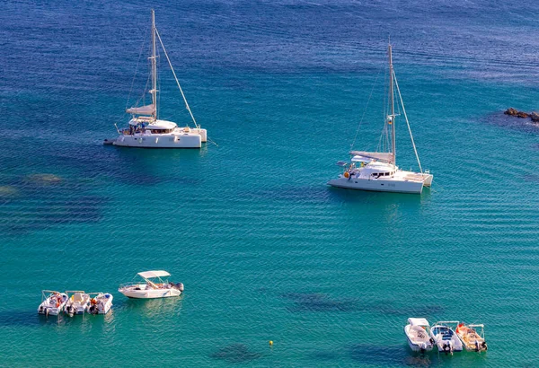 Греция. Корреа. Голубая бухта на знаменитом курорте Палеокастрица. — стоковое фото