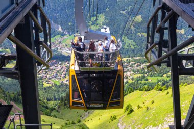 Manlichen Dağı'nın zirvesi ile Wengen köyü arasında teleferik. İsviçre.