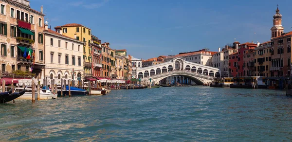 Venedig. Rialto-Brücke an einem sonnigen Tag. — Stockfoto