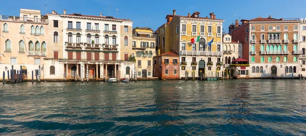 Venice. Old medieval stone houses above the canal. — Stock Photo, Image