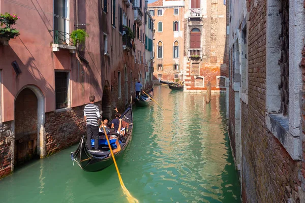 Veneza. Gondolier em uma gôndola tradicional em uma manhã ensolarada. — Fotografia de Stock