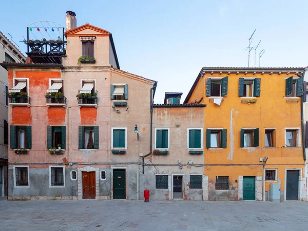 Benátky. Staré tradiční vícebarevné kamenné domy v historické části města. — Stock fotografie
