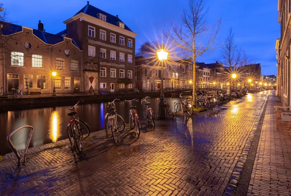 Gün batımında Leiden seti üzerindeki güzel eski evler.. — Stok fotoğraf