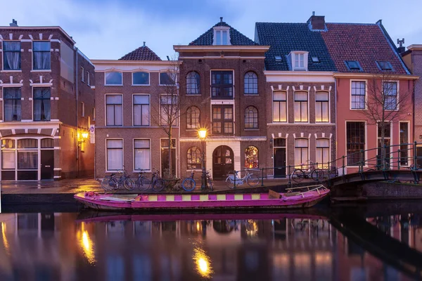 Beautiful old houses on the city embankment of Leiden at sunset. — Foto Stock