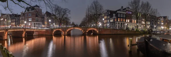 Gün batımında Amsterdam 'ın rıhtım manzarası. — Stok fotoğraf