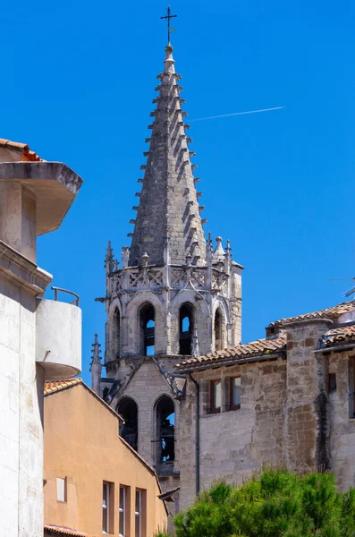 Avignon. Şehrin tarihi merkezinde eski dar sokak.