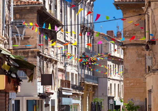 Avignon. Old narrow street in the historic center of the city. — Stock Photo, Image