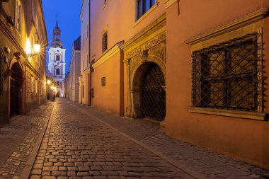 Poznan. Gün doğumunda eski, dar şehir caddesi.