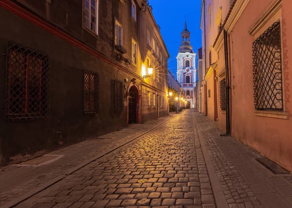 Poznan vagyok. Régi hagyományos keskeny városi utca napkeltekor. — Stock Fotó