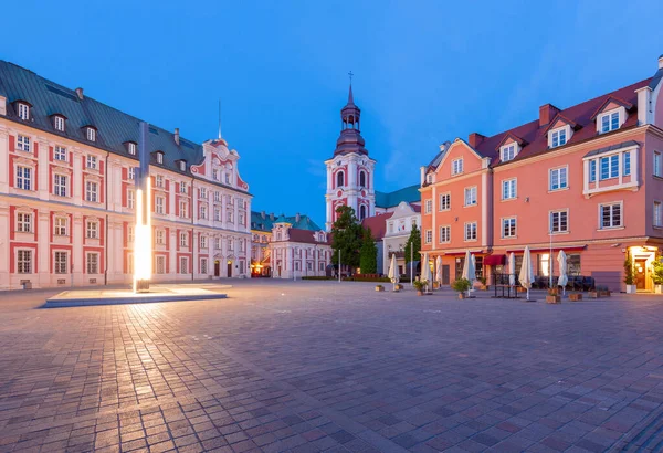 Gamla hus på Collegiate Square i gryningen. Poznan. Polen. — Stockfoto