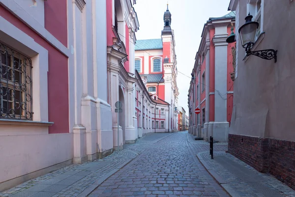 Poznan. Gammal traditionell smal stadsgata vid soluppgången. — Stockfoto