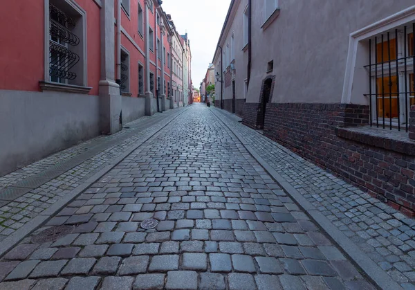 Met Poznan. Oude traditionele smalle straat bij zonsopgang. — Stockfoto