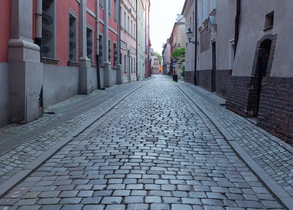 Poznan. Gammal traditionell smal stadsgata vid soluppgången. — Stockfoto