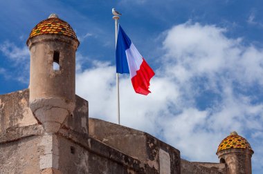 Menton. Deniz kıyısında bir kale duvarı ile eski kale kale.