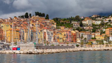 Menton. Körfez kıyısında ortaçağ evlerinantik çok renkli cepheler.