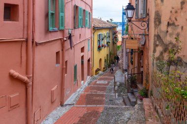 Menton. Şehrin tarihi bölümünde eski dar sokak.