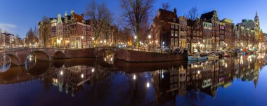 Gün batımında Amsterdam 'ın rıhtım manzarası.