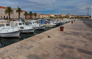 Güneşli bir günde şehrin gezinti ve liman manzarası. Hırvatistan 'ı Böl.