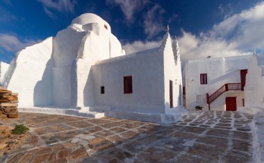 Güneşli bir günde Mykonos Adası 'ndaki eski beyaz geleneksel ortodoks kilisesi. Yunanistan.