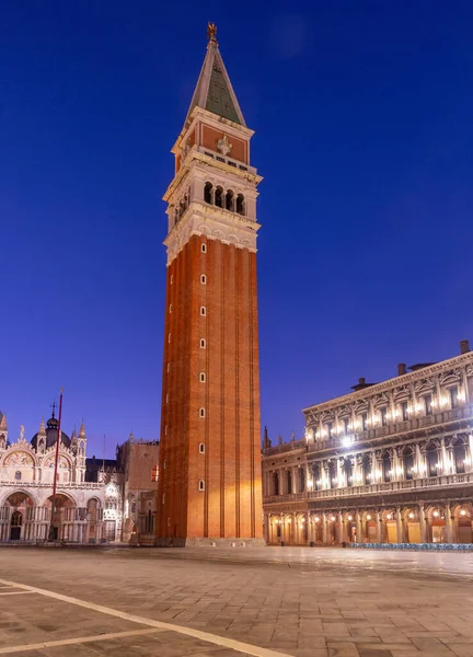 Velencében Kilátás Piazza San Marco Régi Középkori Campanile Harangtorony Éjszakai — Stock Fotó