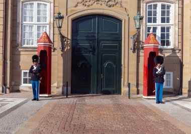 Kopenhag, Danimarka - 21 Ağustos 2018: Hükümetin konutu önünde görevli kraliyet muhafızları.