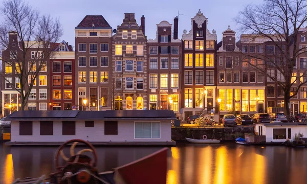 日没時に市内の堤防や中世の妖精の家のファサードの絵のような景色 アムステルダムだ オランダ — ストック写真