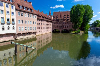 Güneşli bir günde şehrin tarihi kısmında eski ortaçağ binaları. Nuremberg. Bavyera 'da. Almanya.