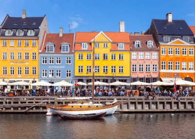 Kopenhag, Danimarka - 20 Ağustos 2018: Güneşli bir günde ünlü Nyhavn kanal dolgusu üzerinde turistler.