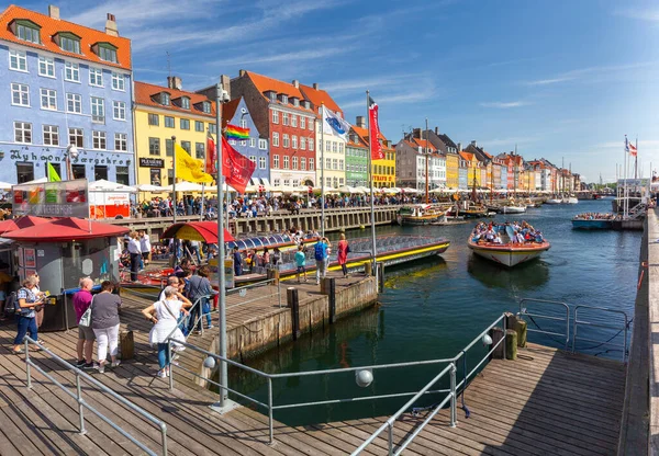 Копенгаген Дания Августа 2018 Года Туристы Знаменитой Набережной Канала Нюхавн — стоковое фото