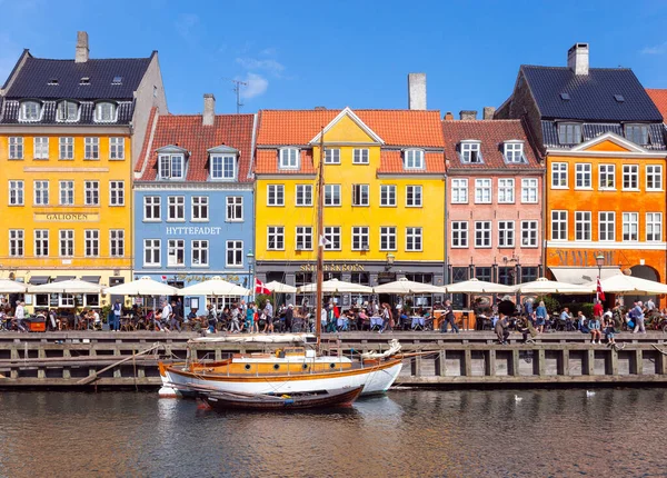 Копенгаген Дания Августа 2018 Года Туристы Знаменитой Набережной Канала Нюхавн — стоковое фото