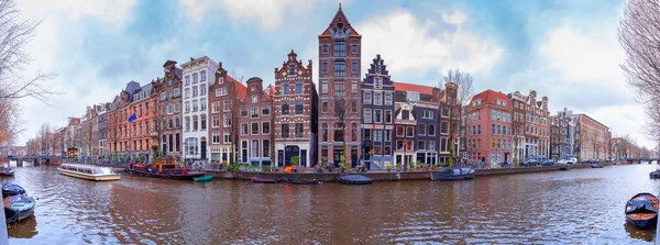 Şehrin setin panoramik manzarası ve eski geleneksel evlerin cepheleri. Amsterdam mı? Hollanda.