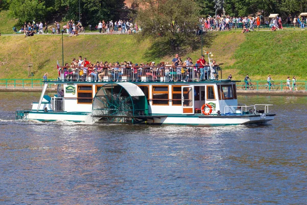 Krakow Poland July 2022 Group Tourists Pleasure Boat Sunny Day —  Fotos de Stock