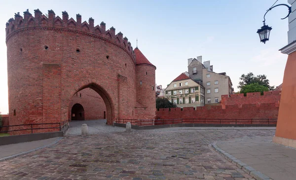Malowniczy Widok Kamienny Fort Barbakan Starą Ulicę Centrum Starego Miasta — Zdjęcie stockowe