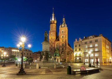 St. Marys Kilisesi pazar meydanında, gece aydınlığında. Krakow. Polonya.
