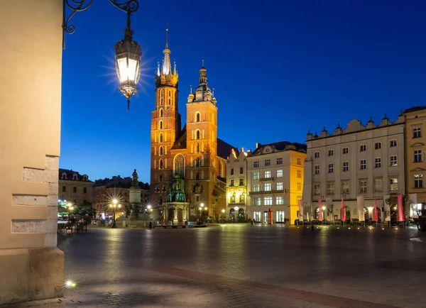 Die Marienkirche Auf Dem Marktplatz Nächtlicher Beleuchtung Krakau Polen — Stockfoto