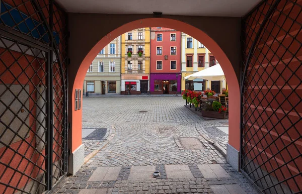 Погляд Фасади Старих Традиційних Польських Будинків Сонячний День Свідниця Польща — стокове фото